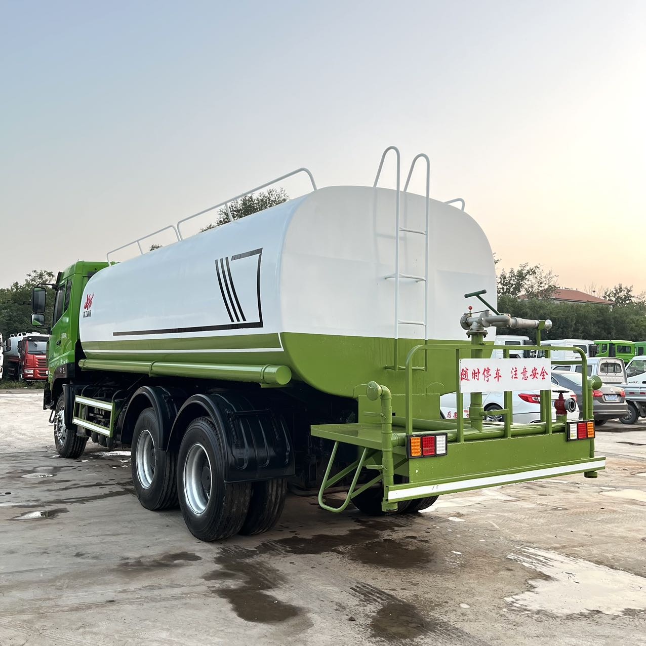 Large Water Sprinkler, Landscaping Fog Cannon Water Truck, Multi-Function Clean Water Transport Vehicle, Large Sanitation Truck