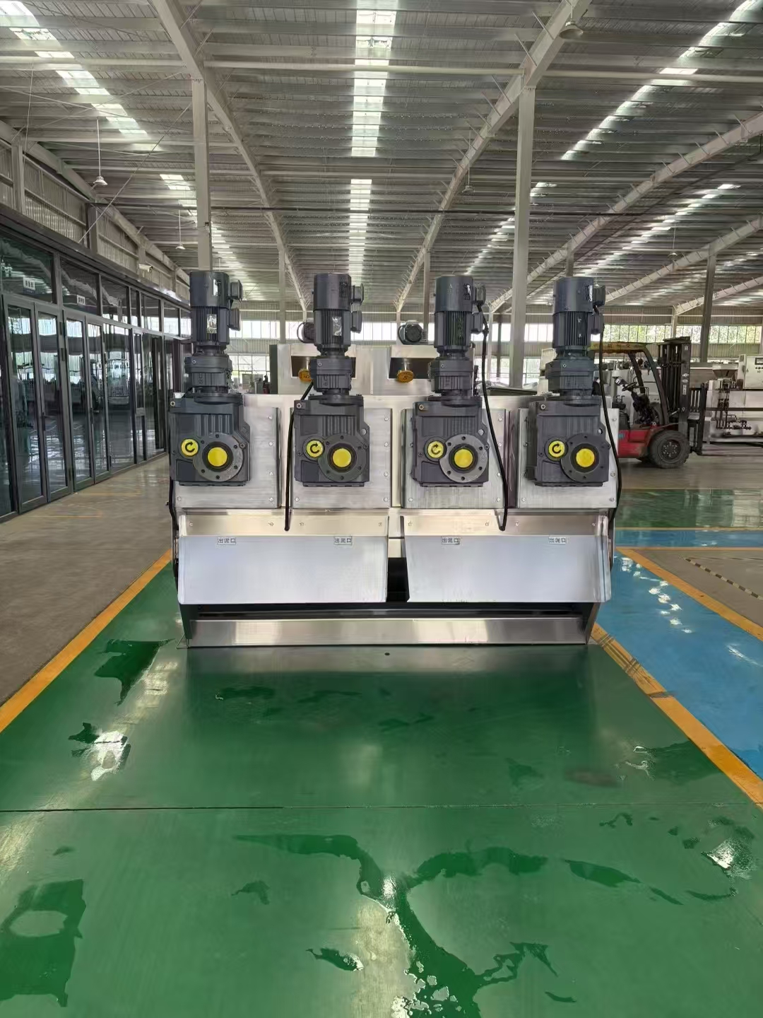 Type 102 screw-type sludge dewatering machine: The water turns yellow but does not stink.