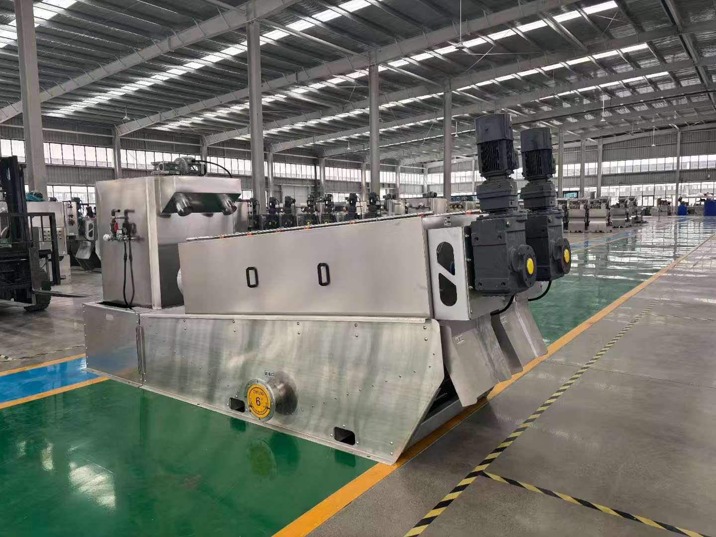 402 type screw-type sludge dewatering machine - specially designed for treating aquaculture wastewater