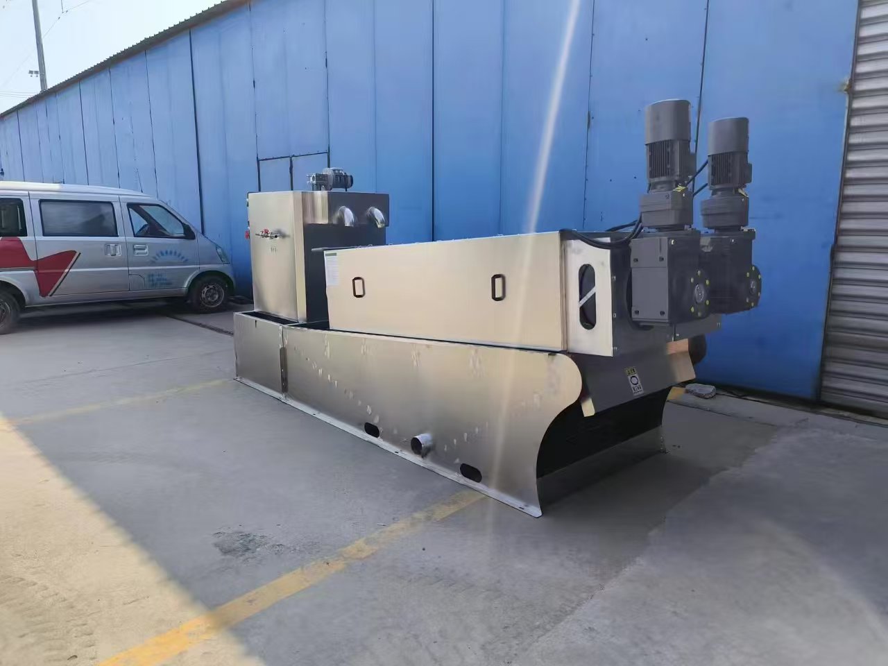 SD403 type screw-type sludge dewatering machine. The treated water becomes yellowish but not black or smelly.