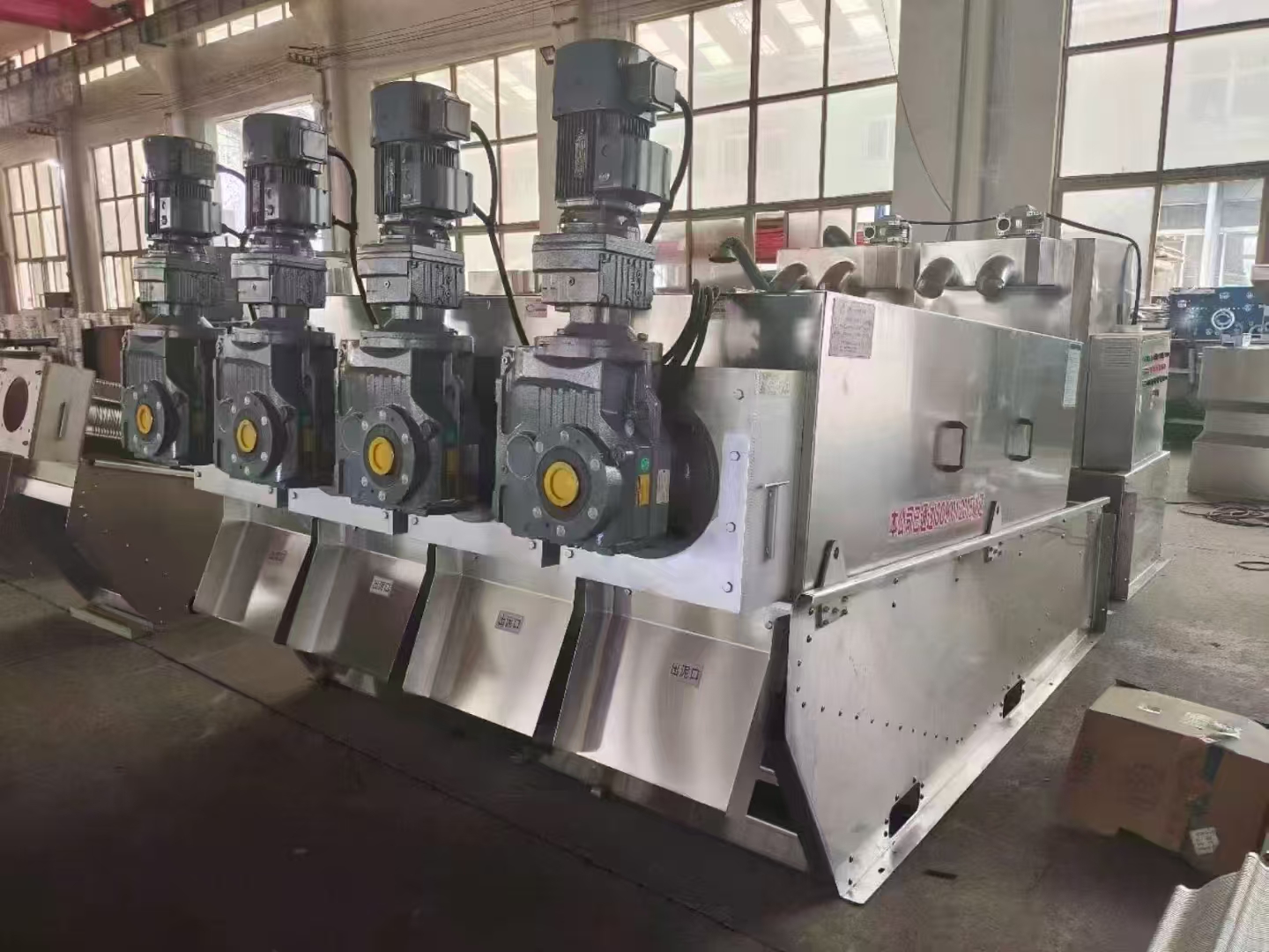 SD403 type screw-type sludge dewatering machine. The treated water becomes yellowish but not black or smelly.