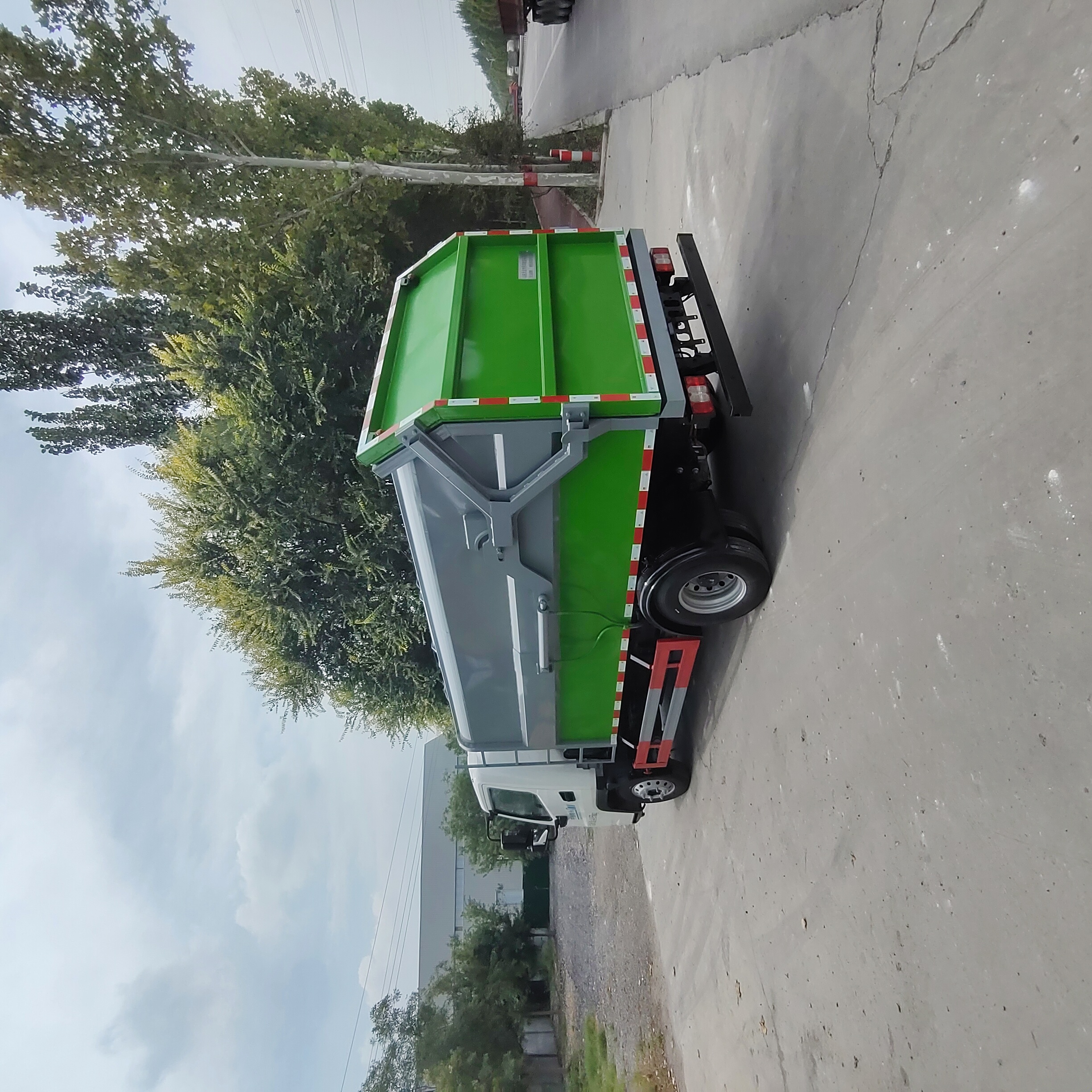 奇瑞 8 方纯电动挂桶垃圾车 | 100 度电宁德时代电池环卫垃圾清运车