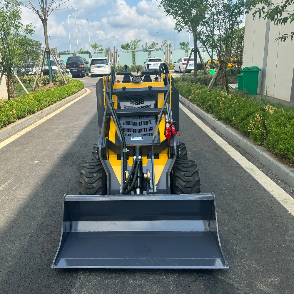 180-500 公斤微型滑移装载机 | 23 马力轮式小型装载机 带铲斗属具