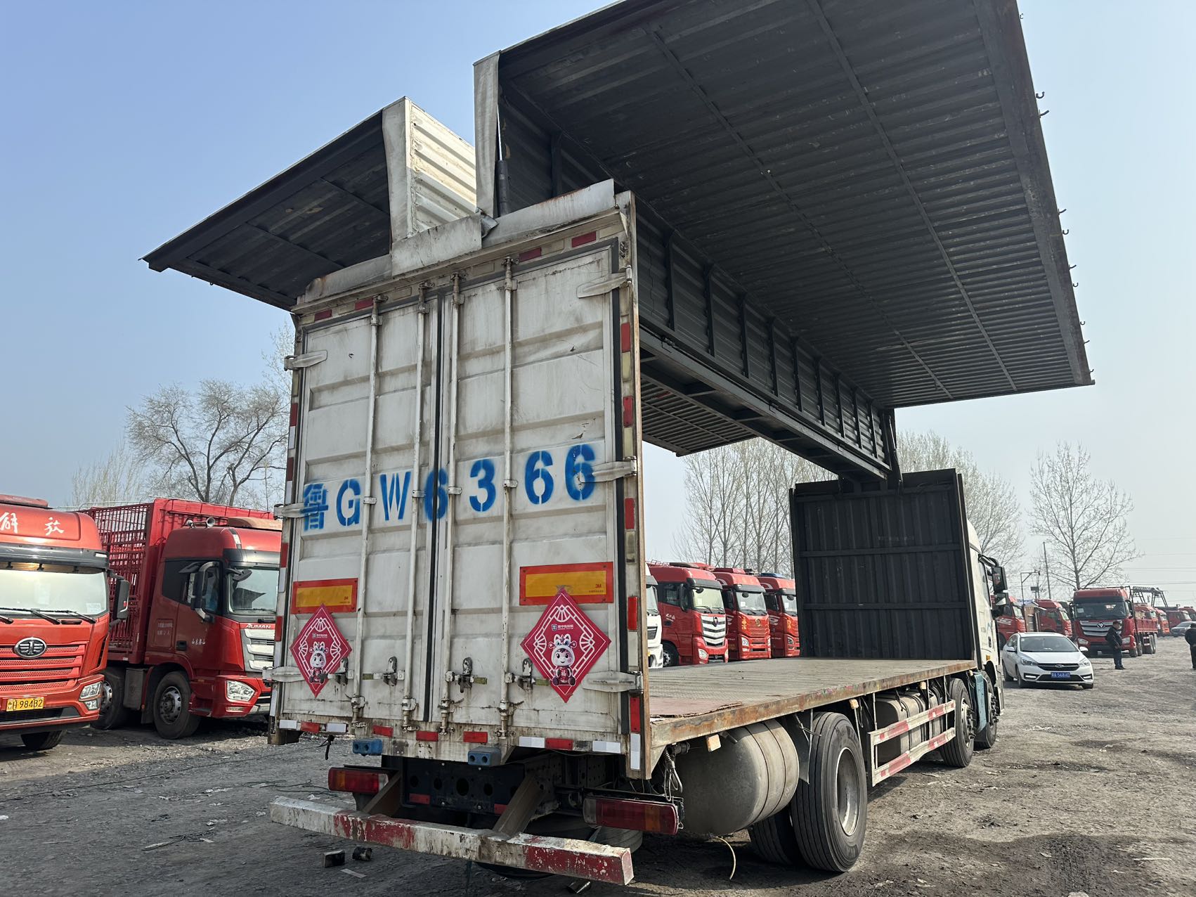 9.6 米前四后四飞翼厢式货车 320 马力手动挡 国六 原车液缓 配置齐全