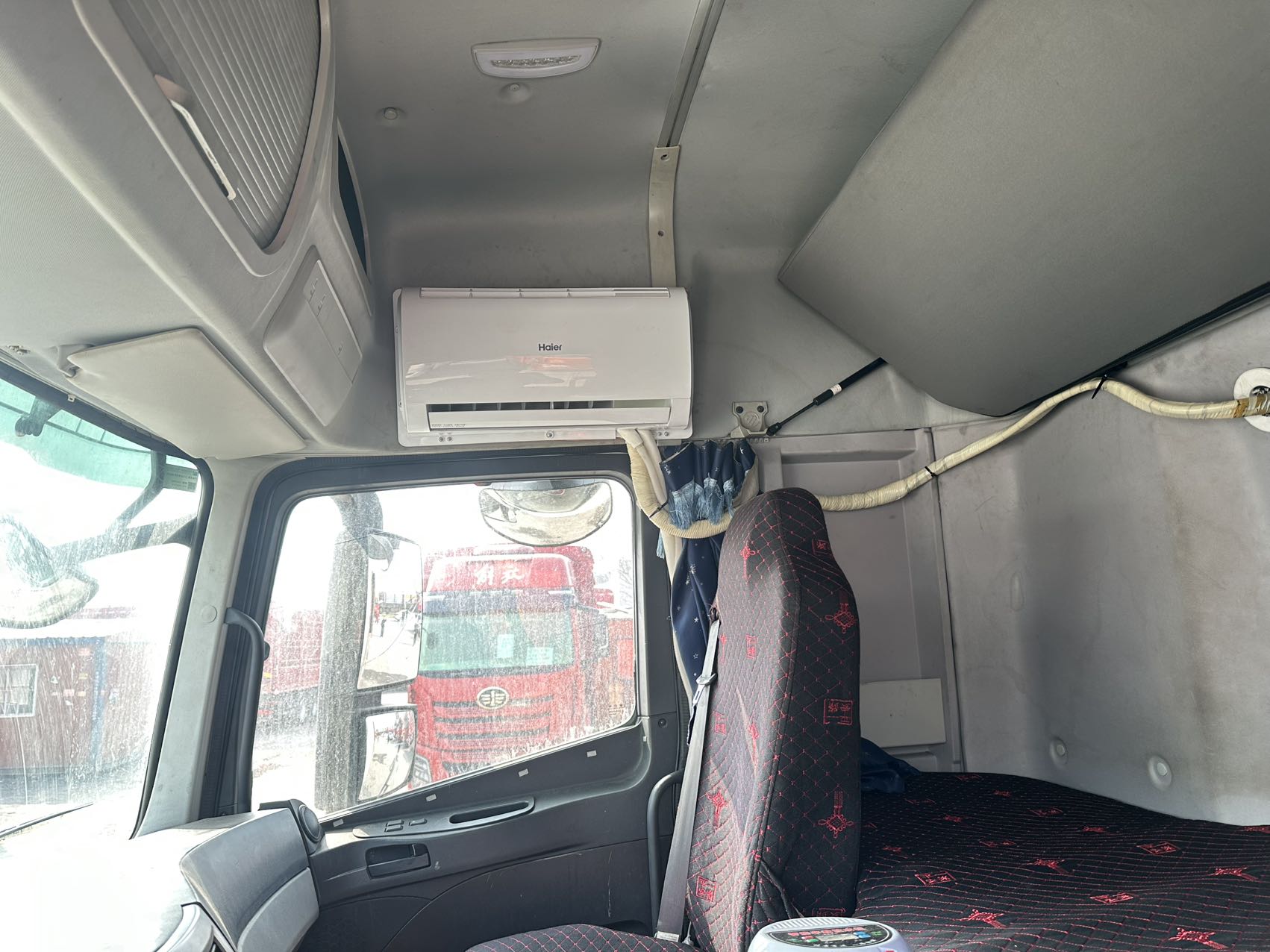 9.6 米前四后四飞翼厢式货车 320 马力手动挡 国六 原车液缓 配置齐全