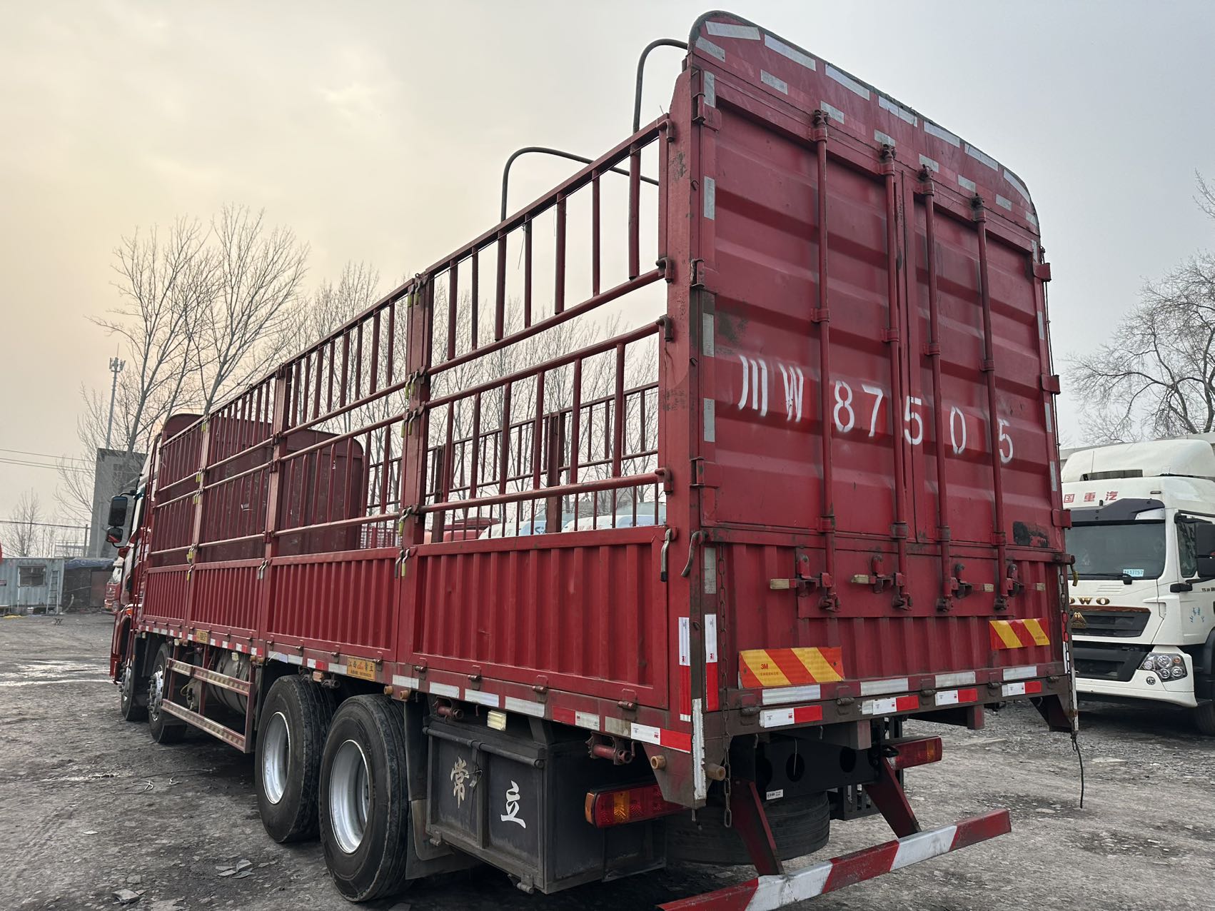 9.6 米高栏前四后八 520 马力手动挡 国六 配置齐全 车况精品