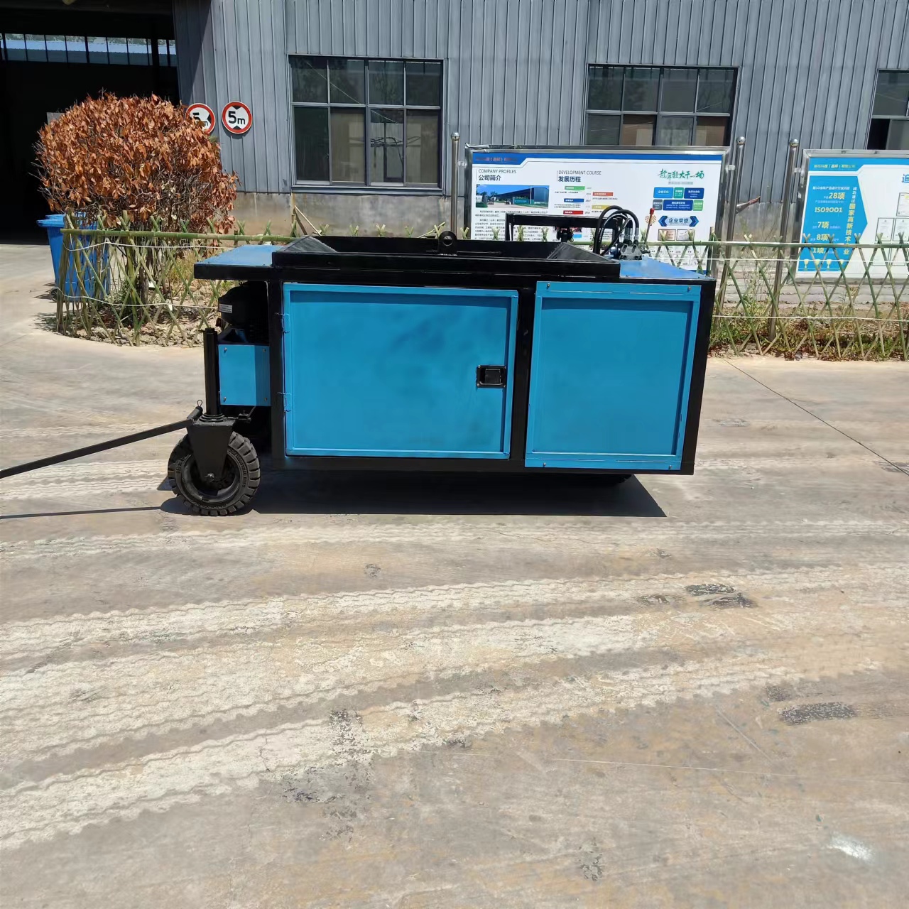 400 型自走式路缘石成型机