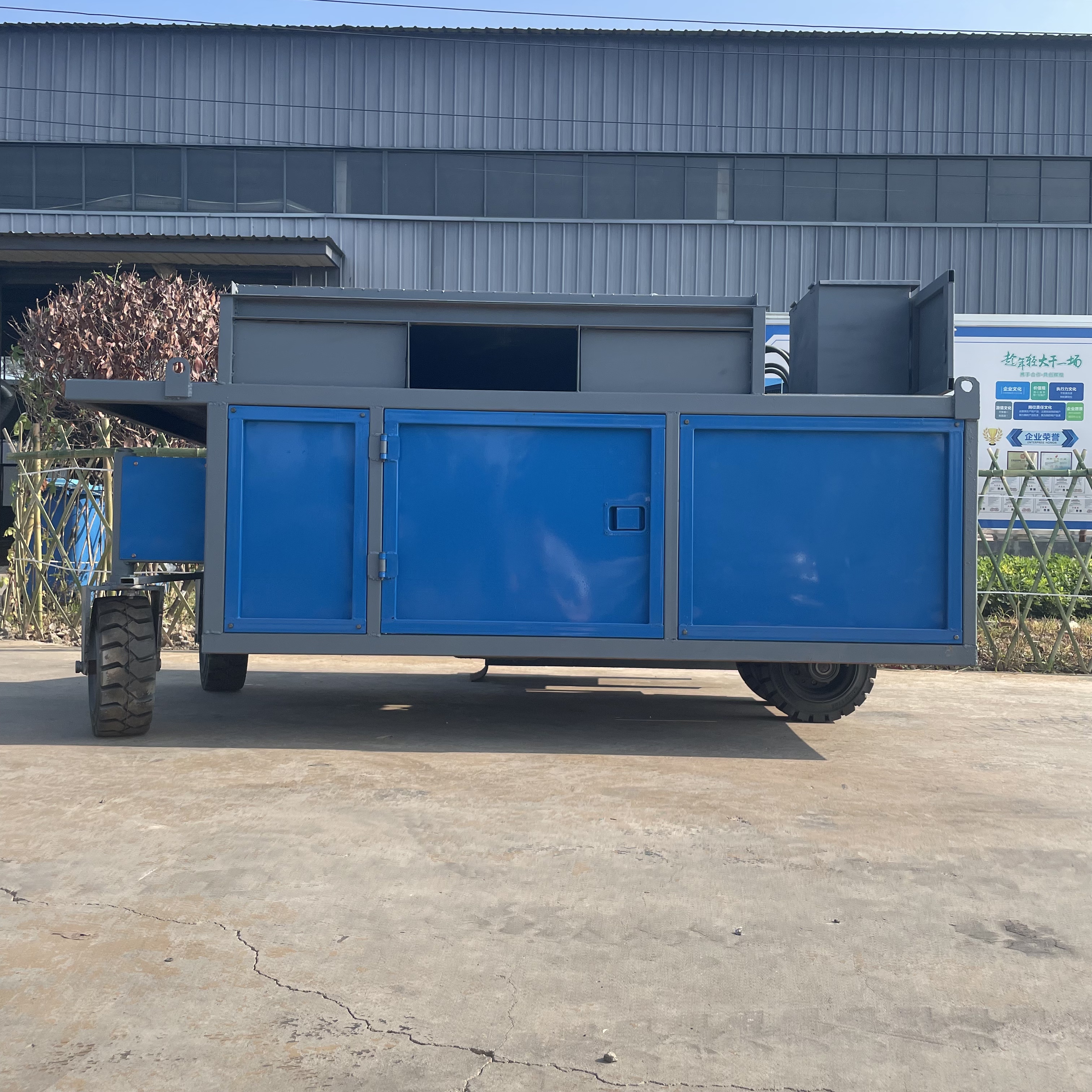 600 型自走式路缘石成型机