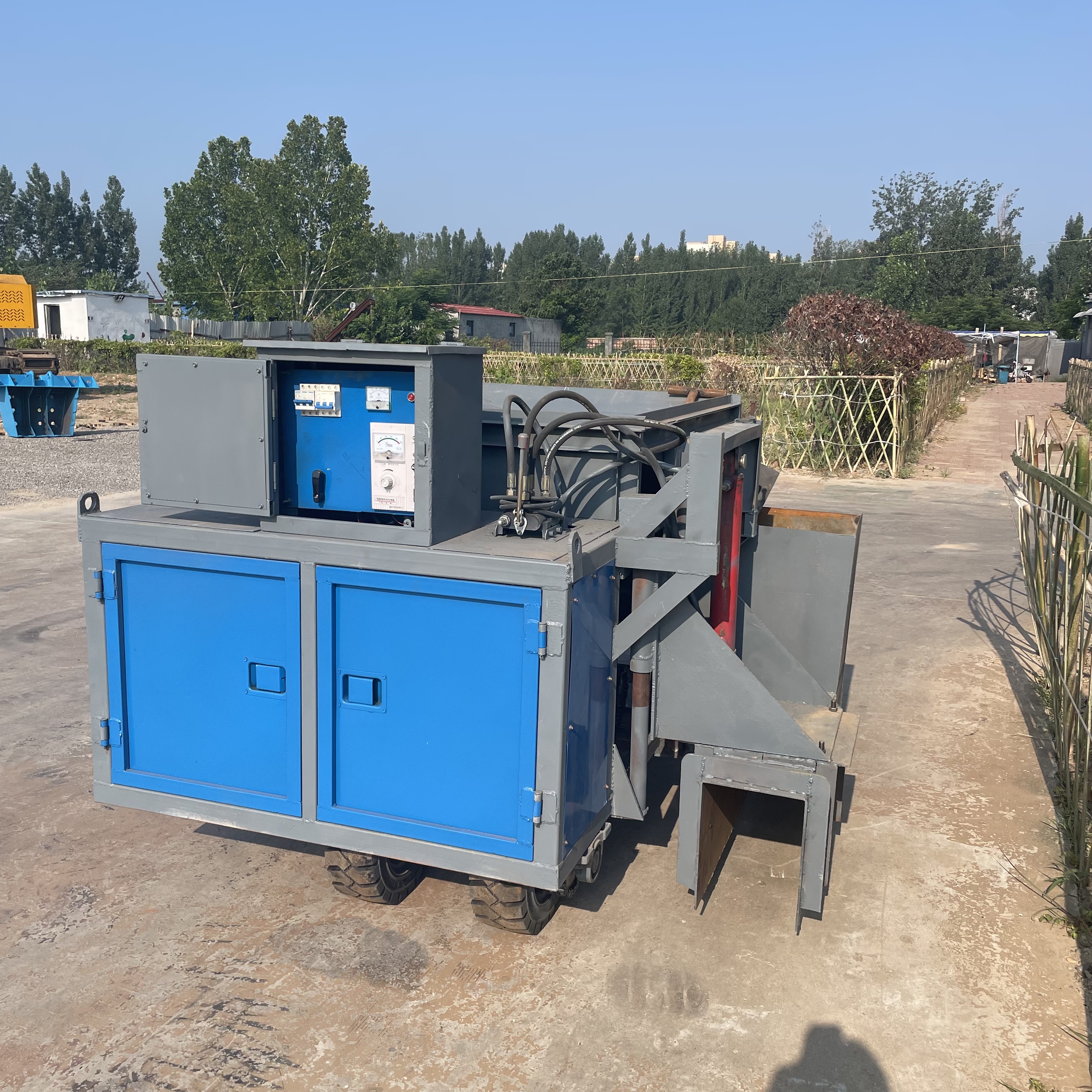 600 型自走式路缘石成型机