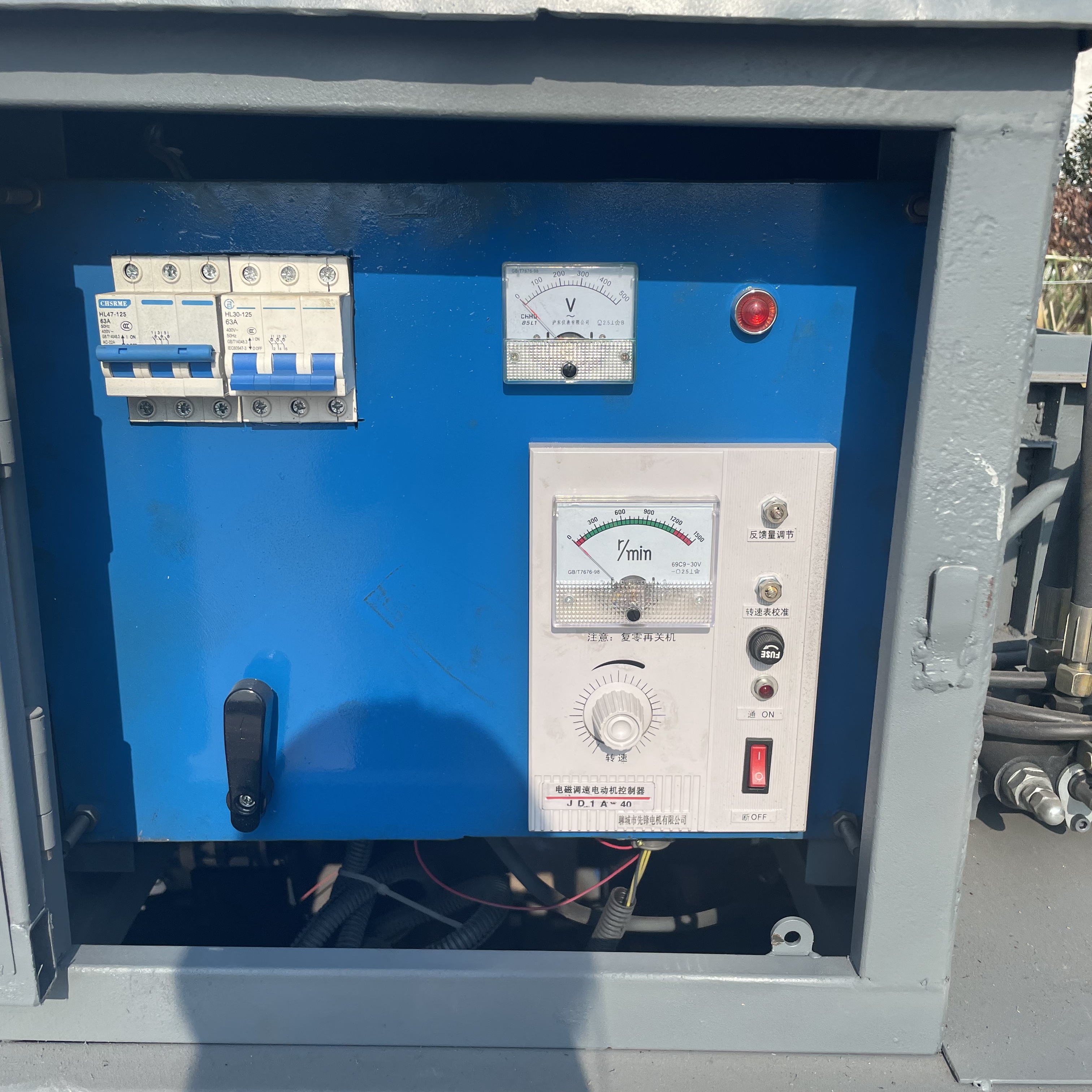 600 型自走式路缘石成型机