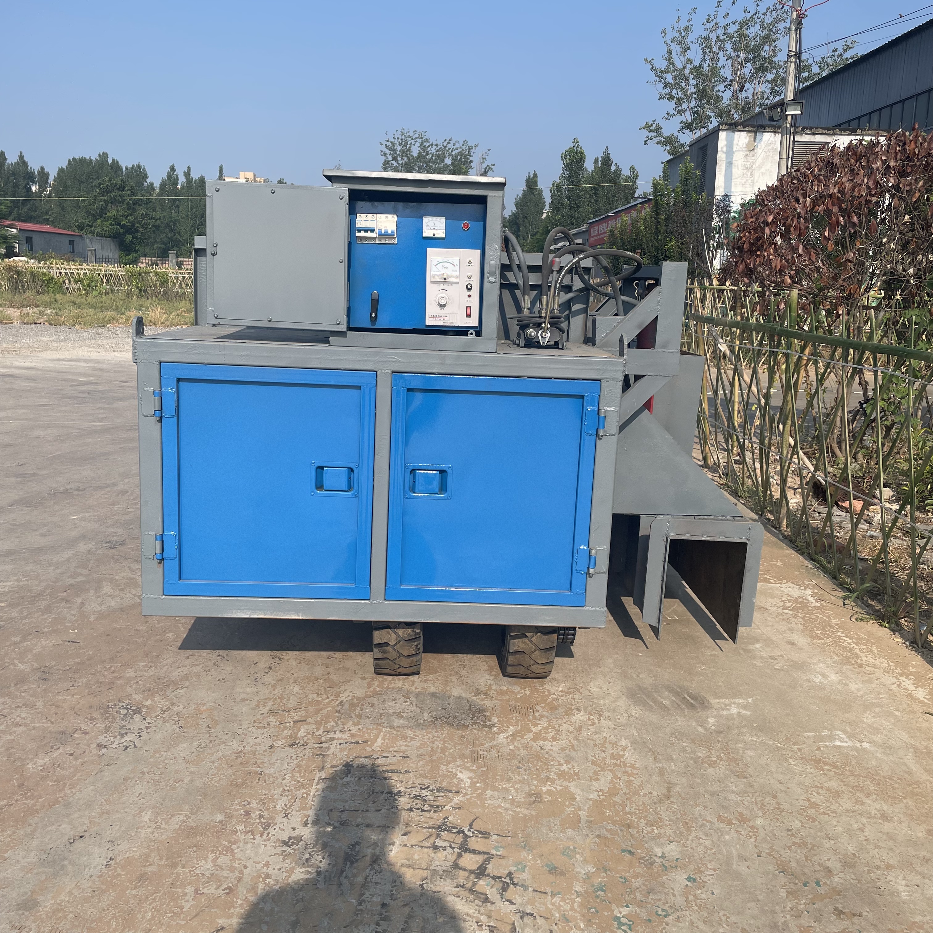 600 型自走式路缘石成型机