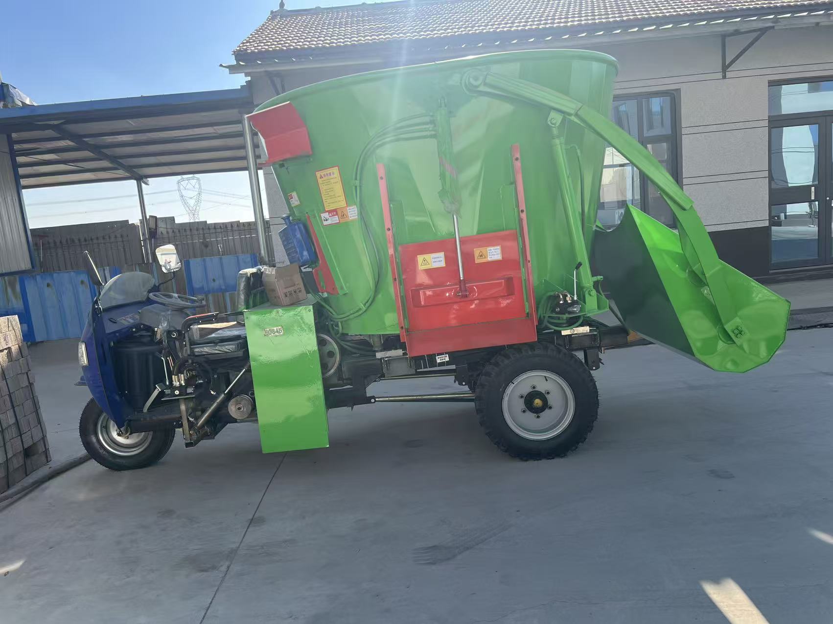 牛羊舍 TMR 饲料撒料车 电动柴油车载多型号均匀喂料车