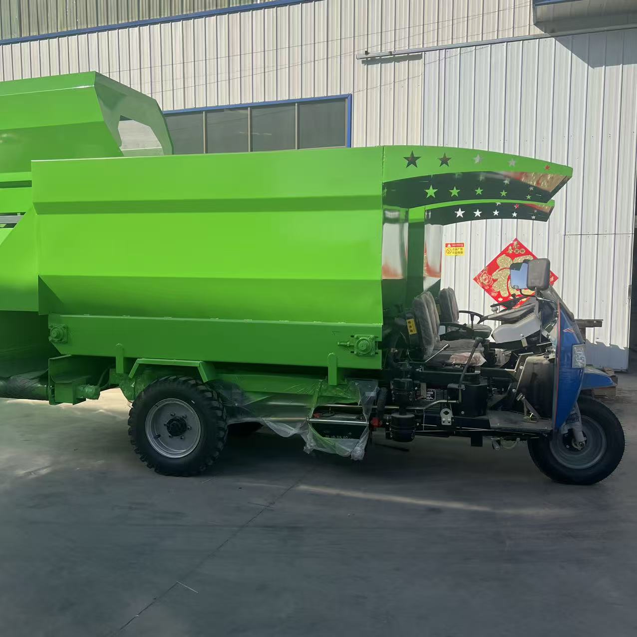 牛羊舍 TMR 饲料撒料车 电动柴油车载多型号均匀喂料车