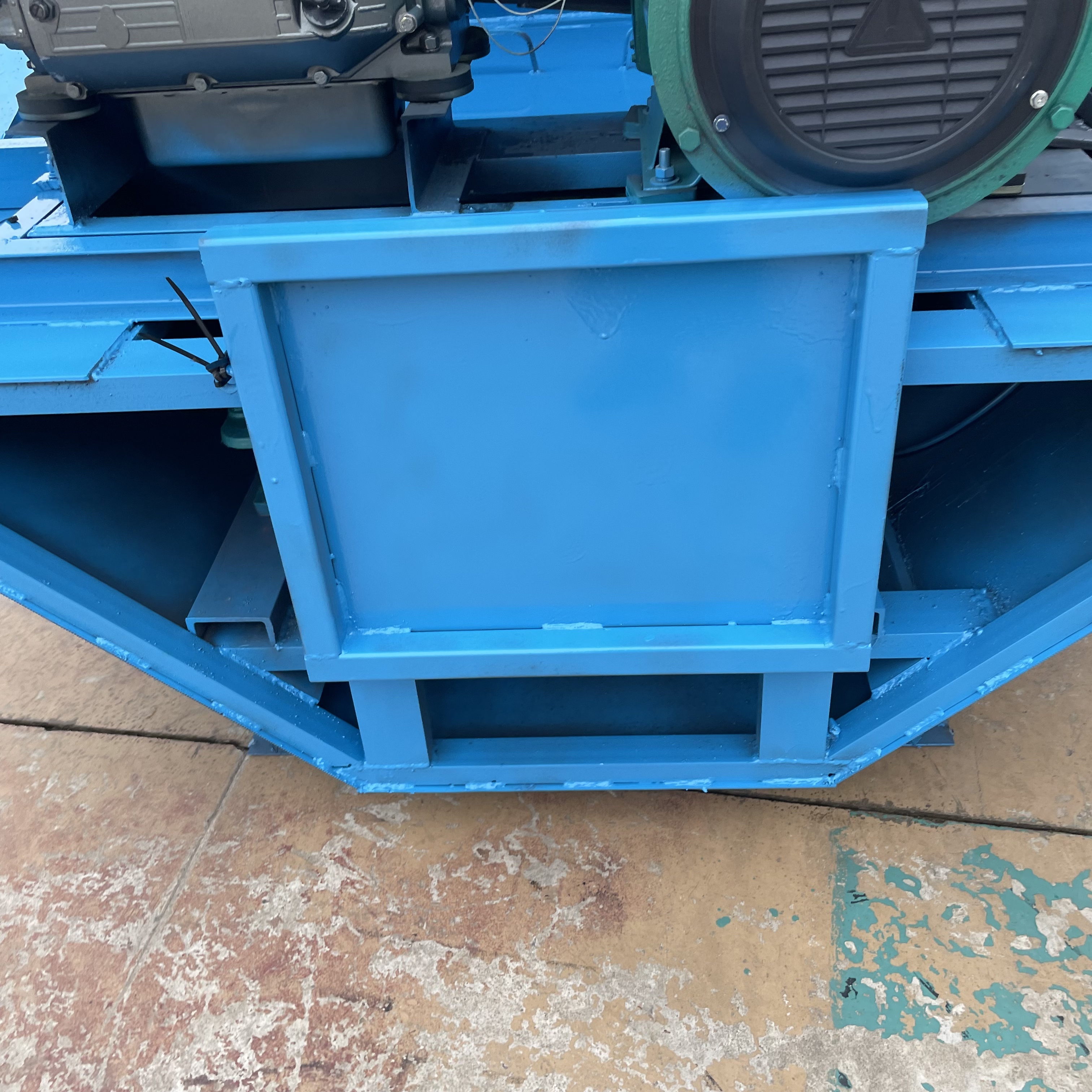 T 型水渠成型机