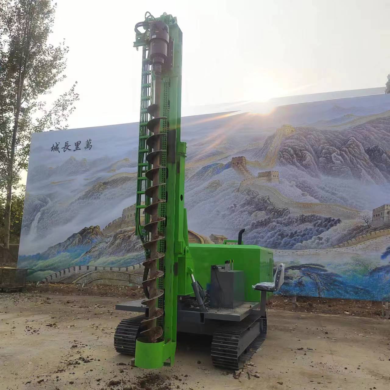 履带式光伏钻机 光伏电站打桩钻孔设备 山地坡地光伏基础施工机械