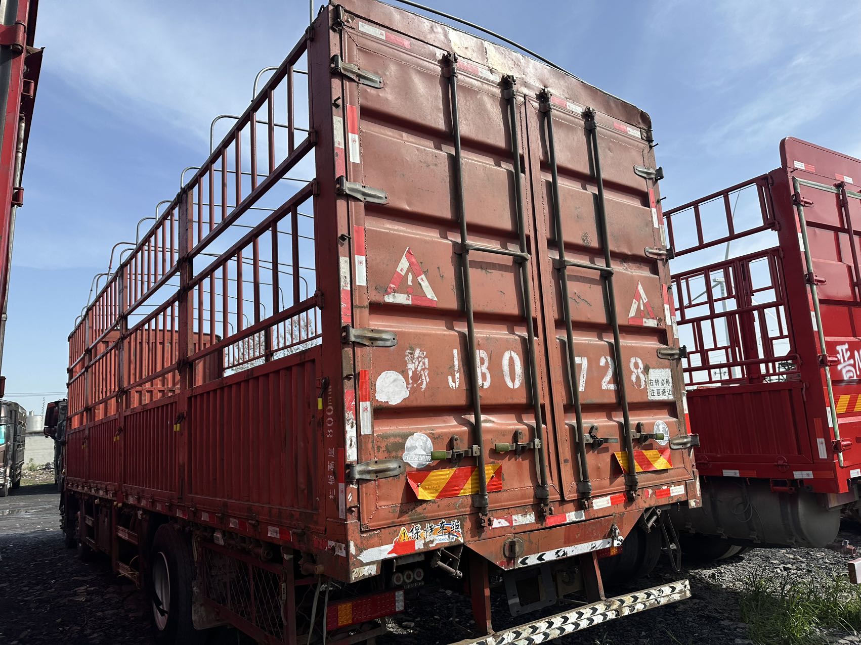 二手大运 9.6 米高栏货车 国五 270 马力 双架子重体 80 栏